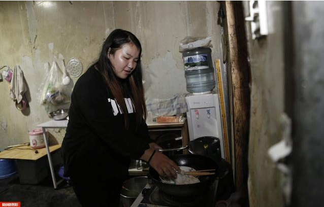 實(shí)拍農(nóng)民工集裝箱夫妻房，18平集裝箱能住5人，價(jià)格低心滿意足！
